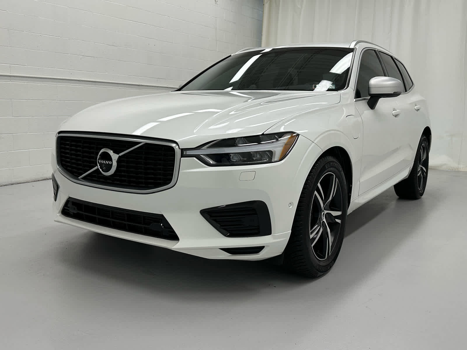 Used 2018 Volvo XC60 T8 R-Design w/ Convenience Package image 4