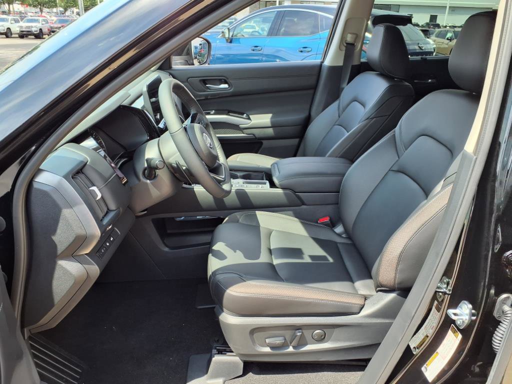 New 2025 Nissan Pathfinder SL w/ SL Premium Package image 4