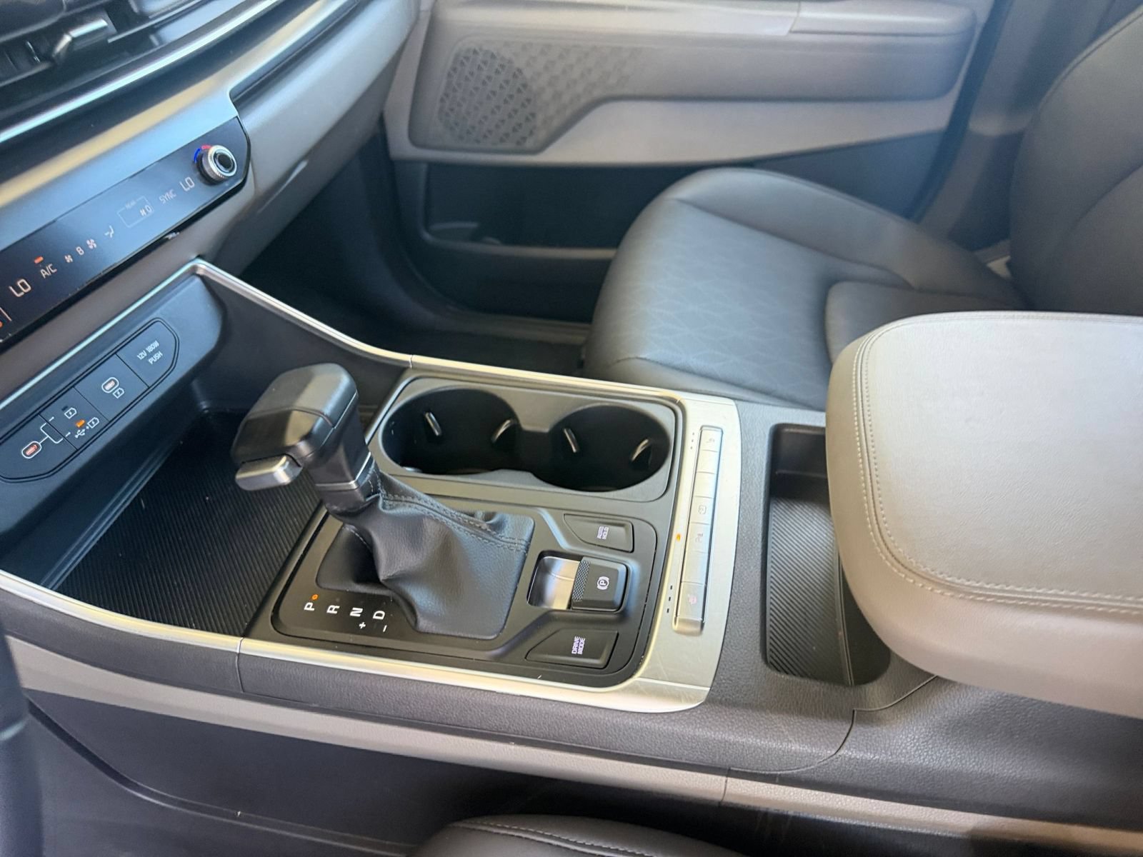 Used 2026 Kia Carnival FWD image 44