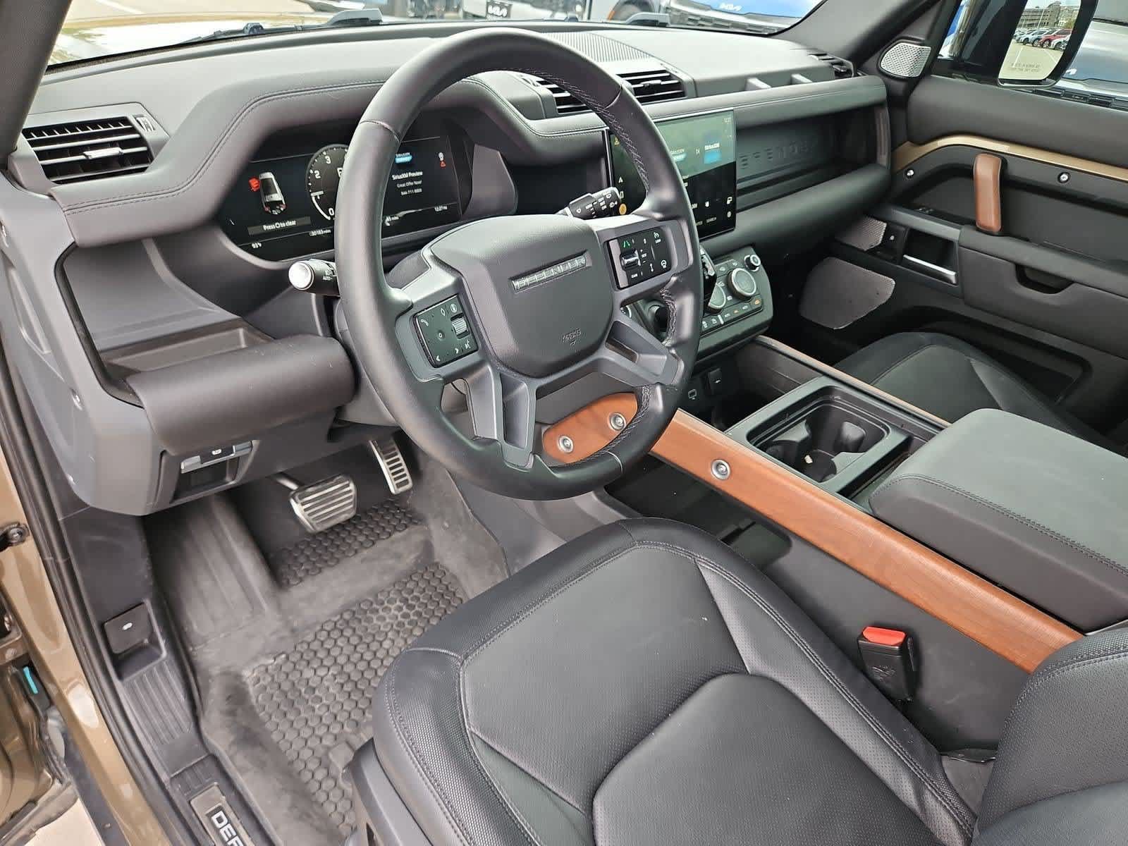 Used 2024 Land Rover Defender 130 X-Dynamic SE AWD/4WD image 2