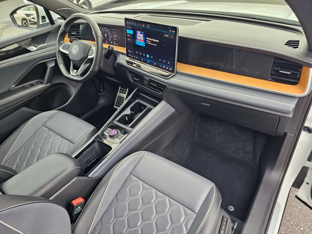 Certified 2025 Volkswagen Tiguan SEL R-Line AWD/4WD image 16