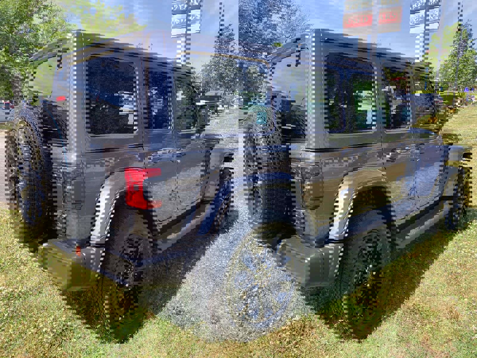 Used 2025 Jeep Wrangler Sahara AWD/4WD image 3