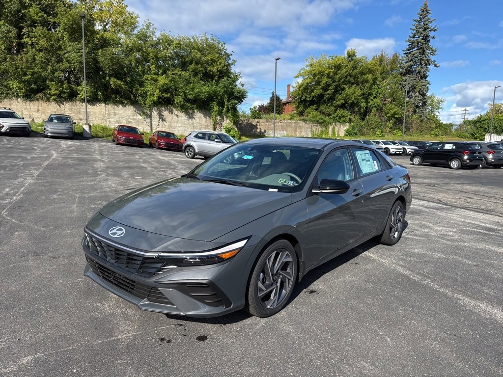 New 2025 Hyundai Elantra Sport image 3
