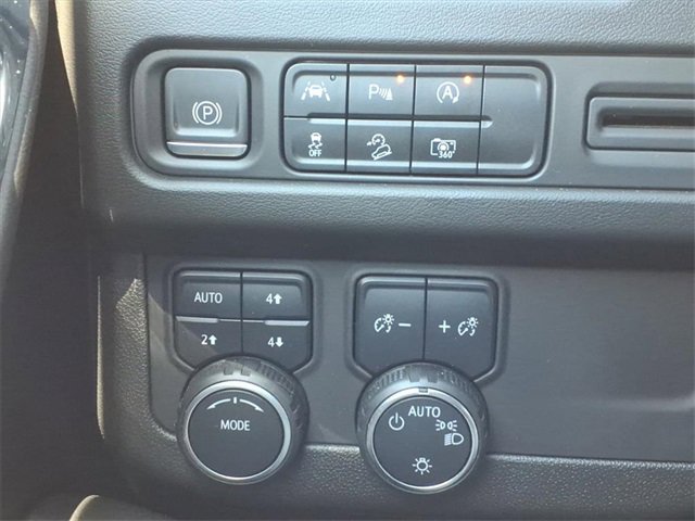 Used 2023 Chevrolet Suburban Z71 w/ Luxury Package image 33