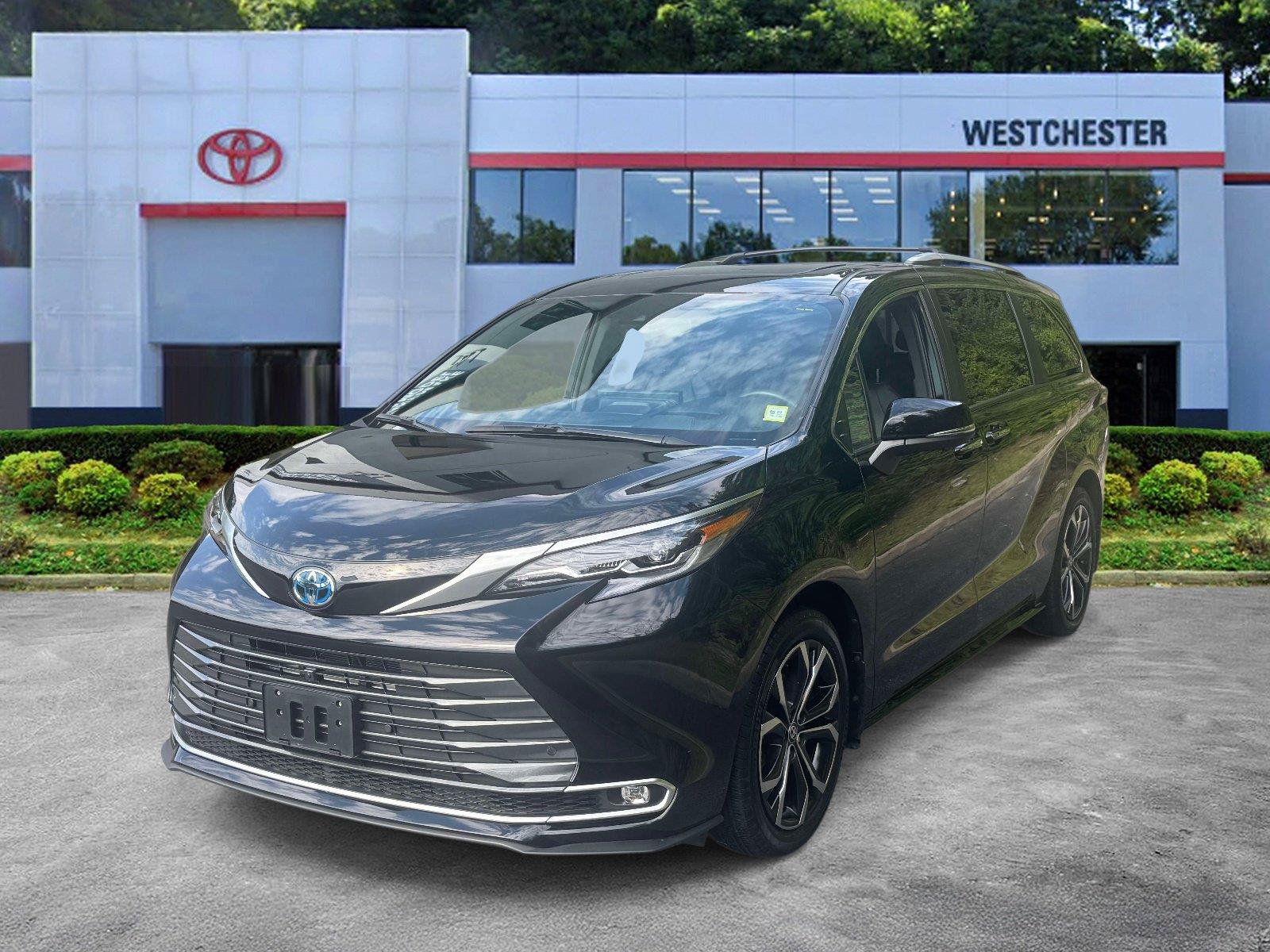 Certified 2025 Toyota Sienna Platinum FWD image 4