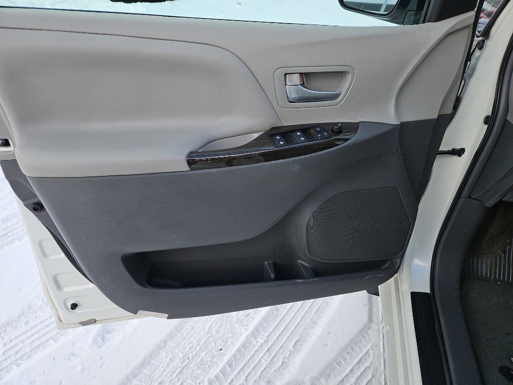 Used 2016 Toyota Sienna XLE image 10