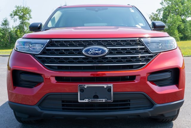 Used 2023 Ford Explorer XLT image 3