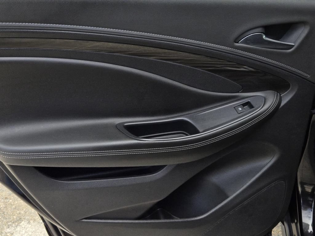 Used 2020 Buick Envision Essence FWD image 11
