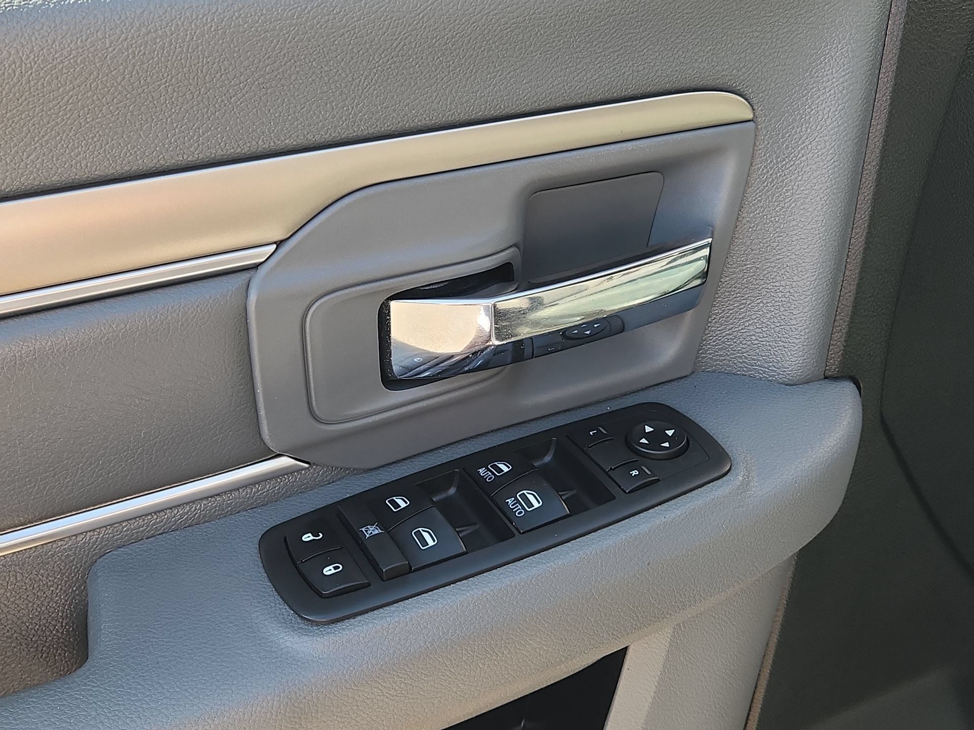 Used 2017 RAM 1500 Classic SLT RWD image 15