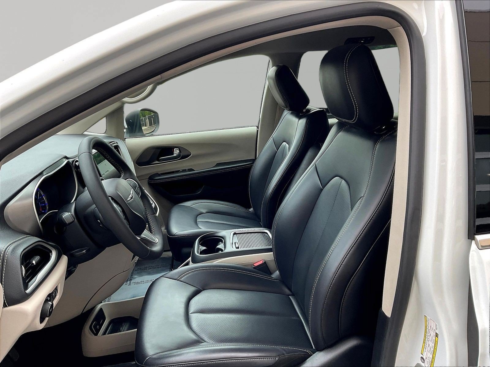 Used 2023 Chrysler Pacifica Touring-L FWD image 21