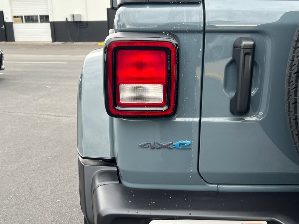 Used 2024 Jeep Wrangler Unlimited w/ Technology Group image 11