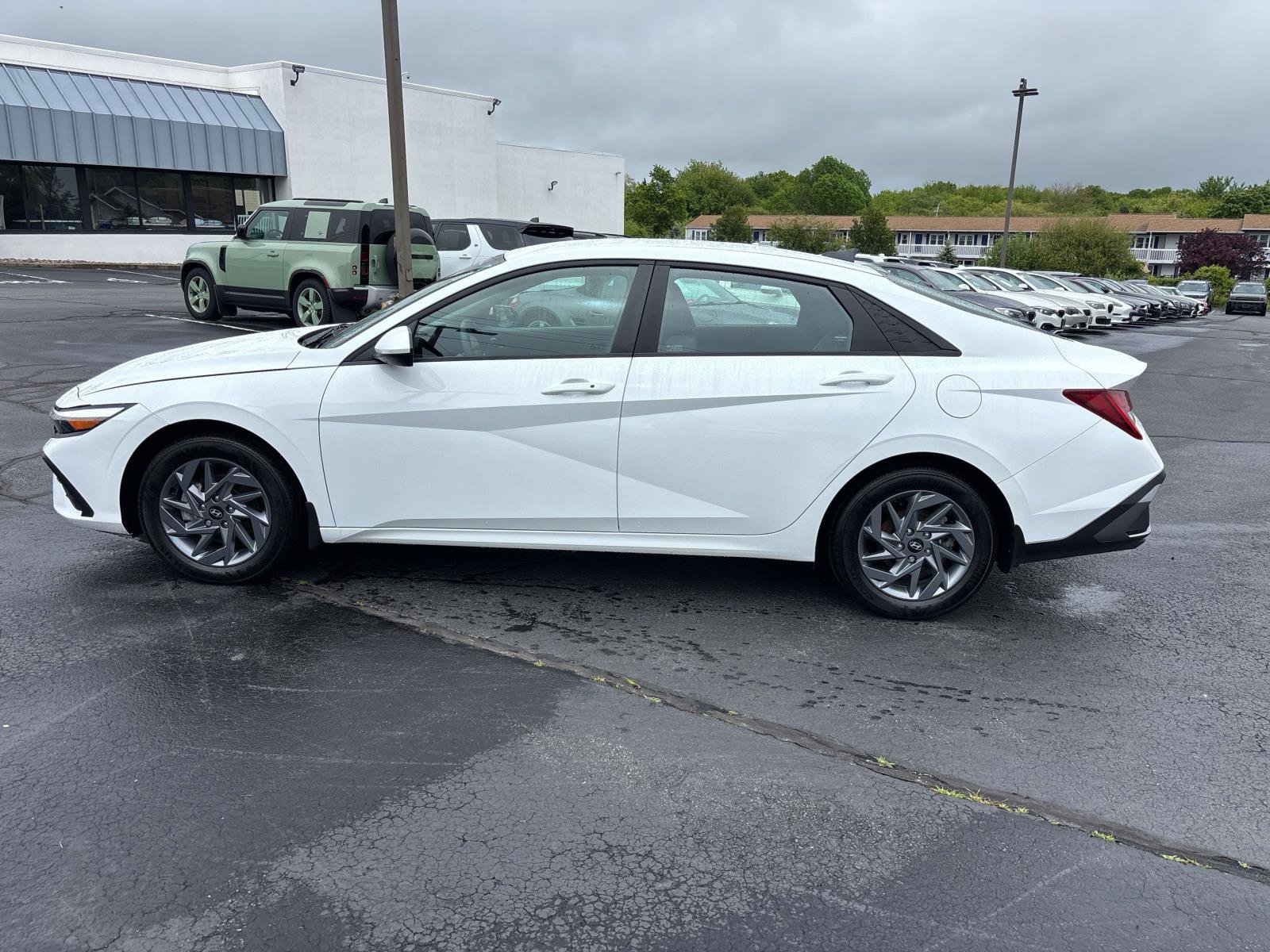 Used 2024 Hyundai Elantra Blue image 2