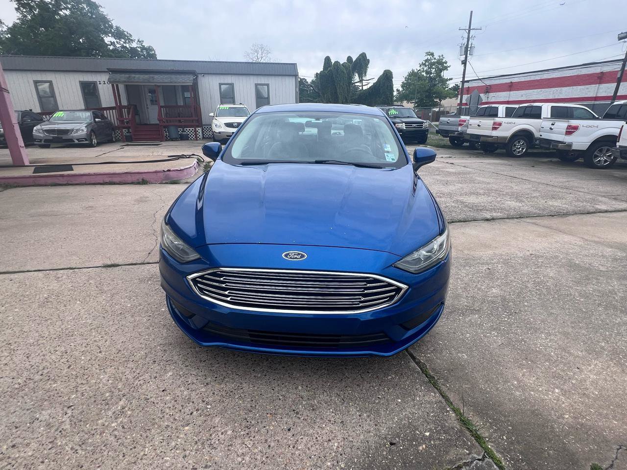 Used 2017 Ford Fusion SE w/ Fusion SE Technology Package image 2