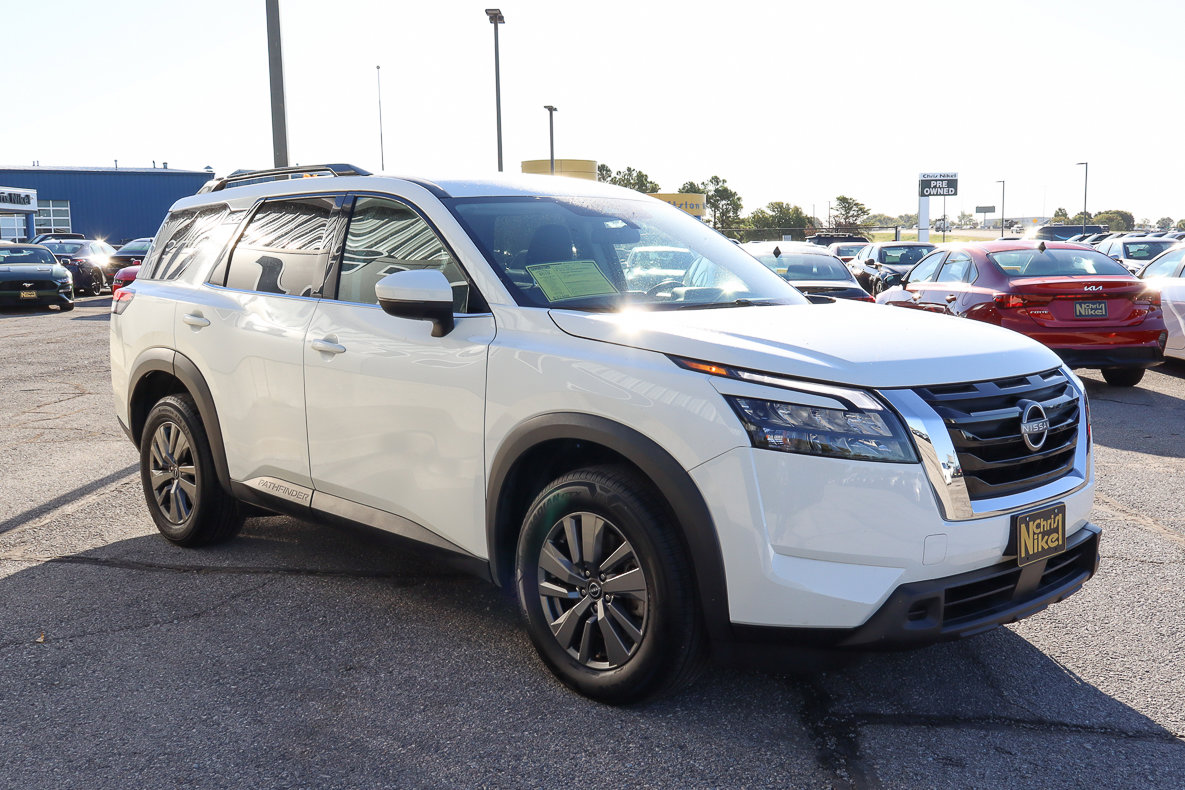 Used 2025 Nissan Pathfinder SV image 3