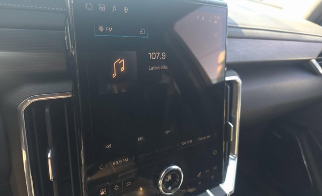 Used 2025 GMC Acadia Elevation image 9