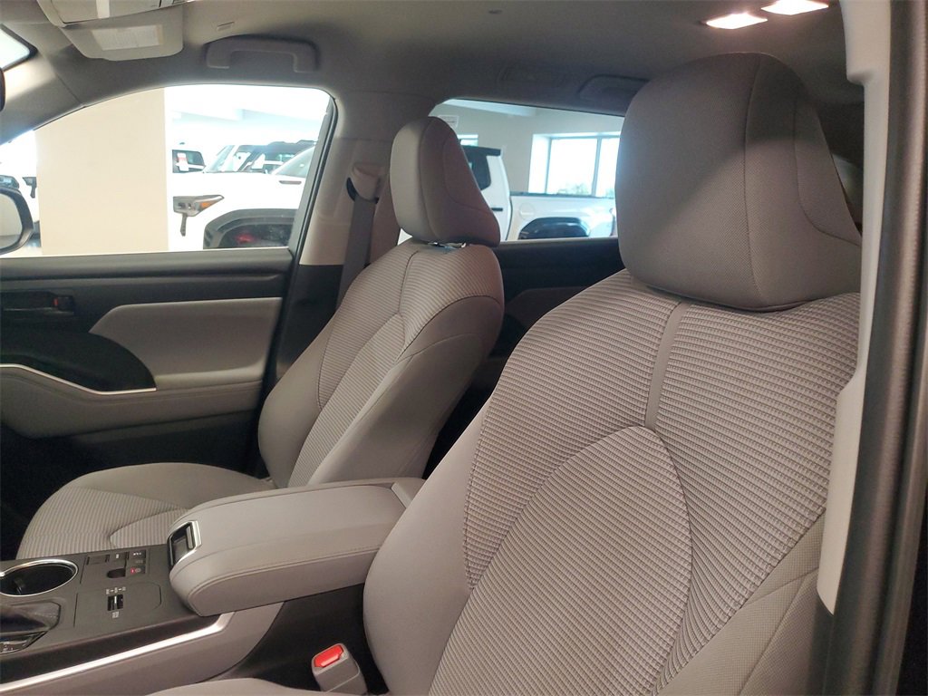 Used 2023 Toyota Highlander L image 17