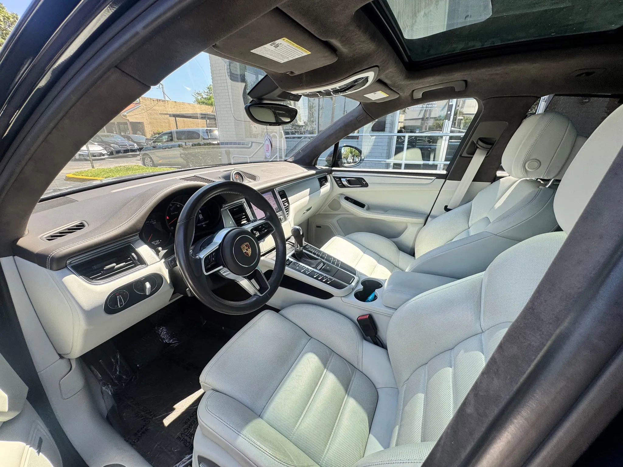 Used 2017 Porsche Macan Turbo AWD/4WD image 15
