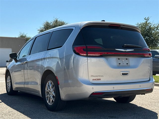 Used 2023 Chrysler Pacifica Touring-L image 16