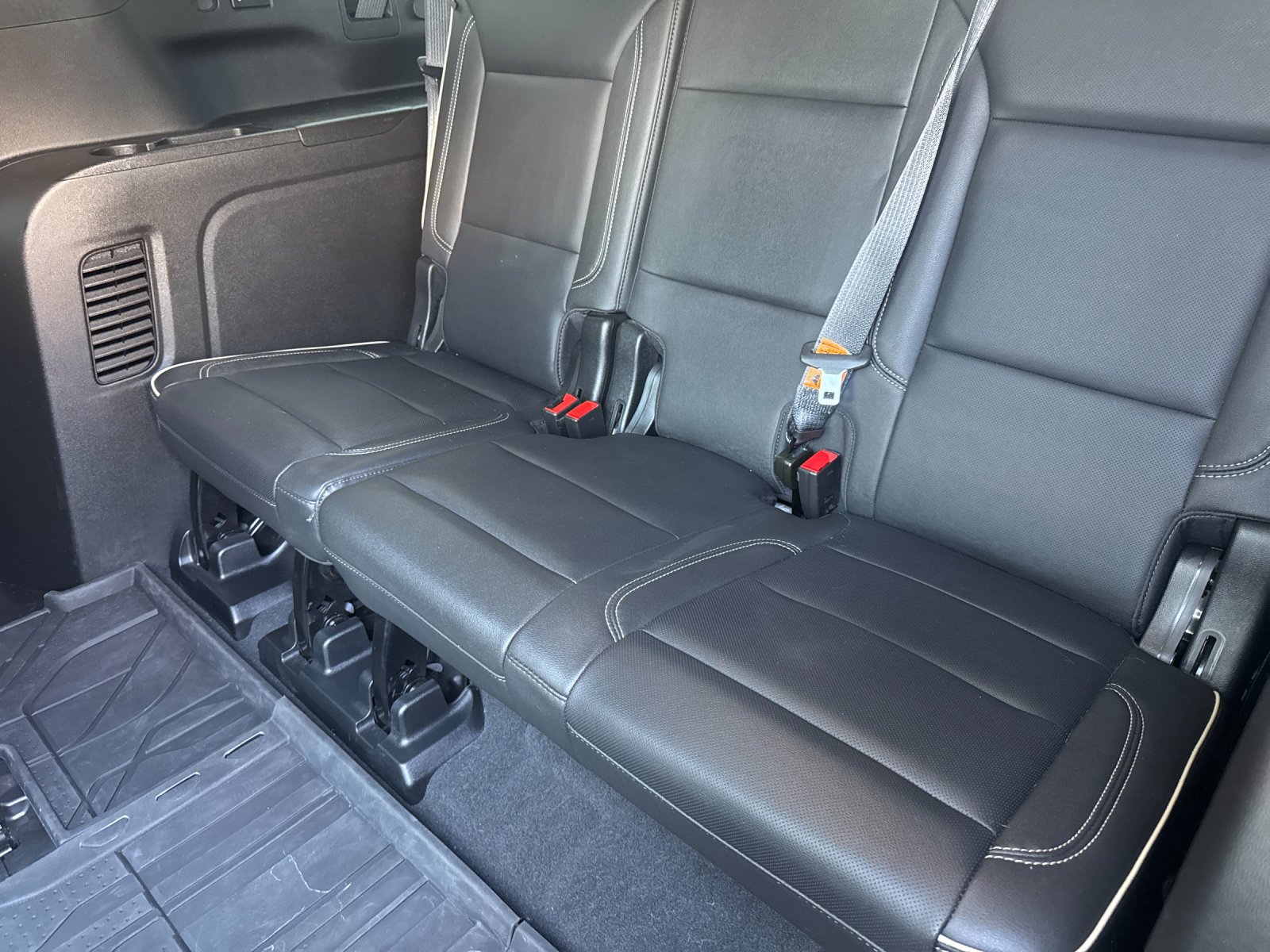 Used 2024 Chevrolet Suburban Premier w/ Premium Package AWD/4WD image 18