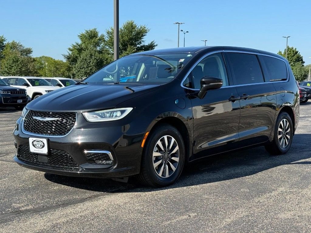 Certified 2024 Chrysler Pacifica Limited FWD image 9