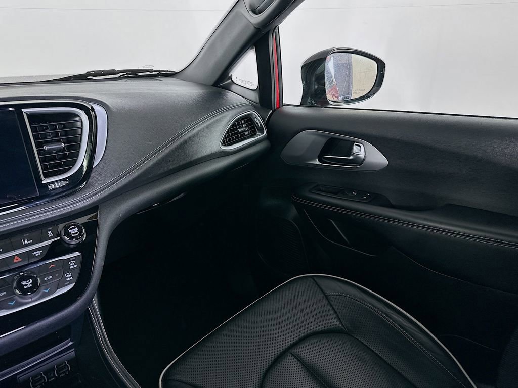 Certified 2025 Chrysler Pacifica Limited FWD image 35
