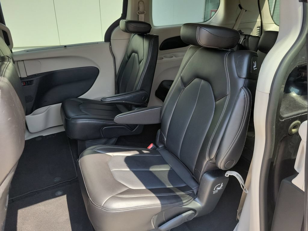 Used 2023 Chrysler Pacifica Touring-L FWD image 12