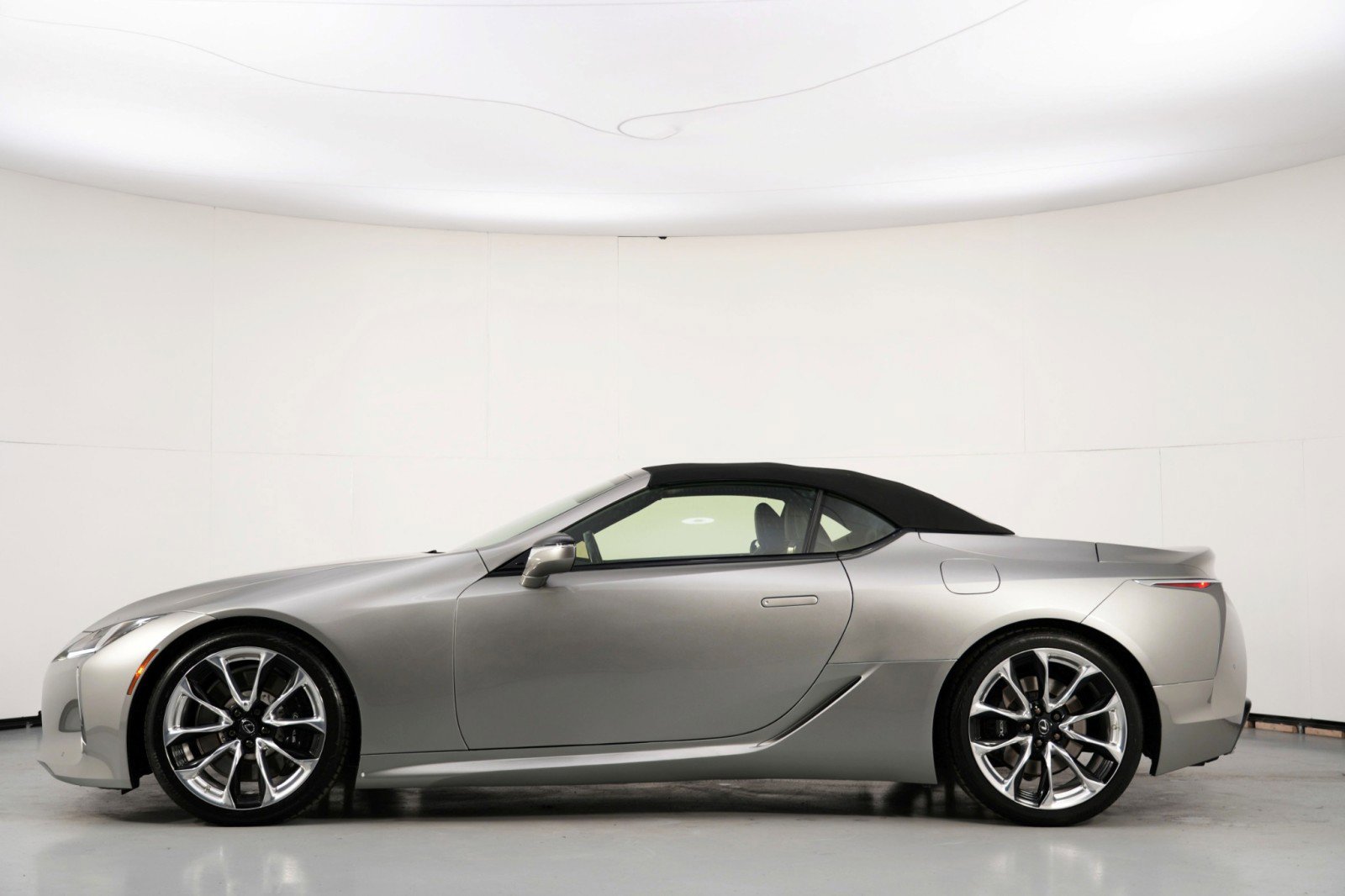Used 2023 Lexus LC 500 Convertible image 9