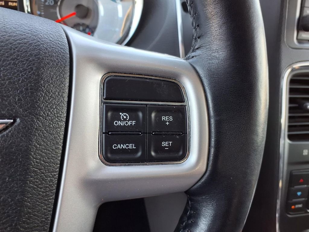 Used 2016 Chrysler Town & Country Touring w/ Driver Convenience Group FWD image 12