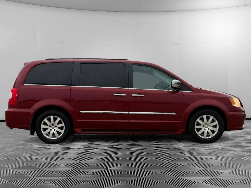Used 2012 Chrysler Town & Country Touring-L w/ Driver Convenience Group FWD image 2