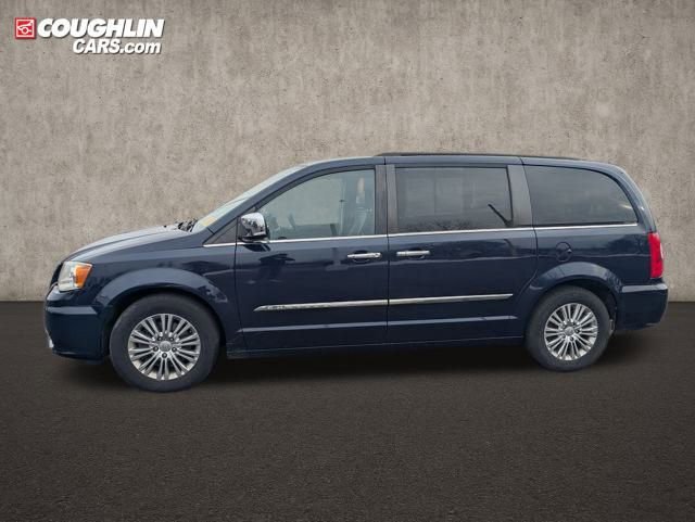 Used 2016 Chrysler Town & Country Touring-L w/ Driver Convenience Group image 4
