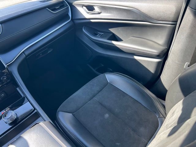 Used 2024 Jeep Grand Cherokee Altitude image 15