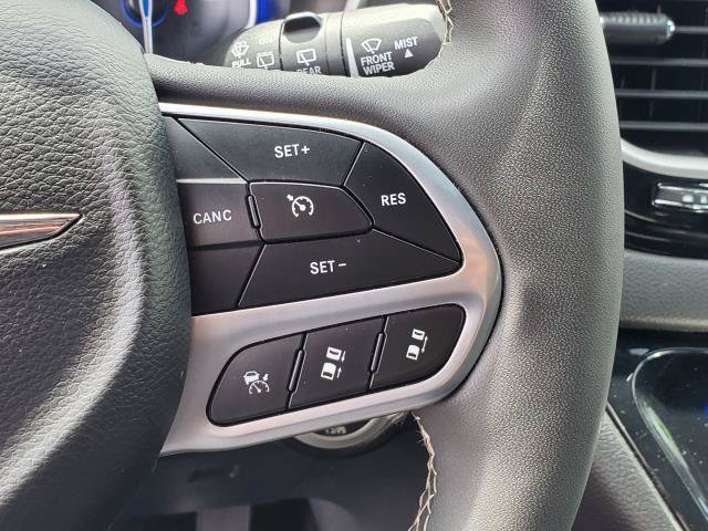 Used 2025 Chrysler Pacifica Select FWD image 13