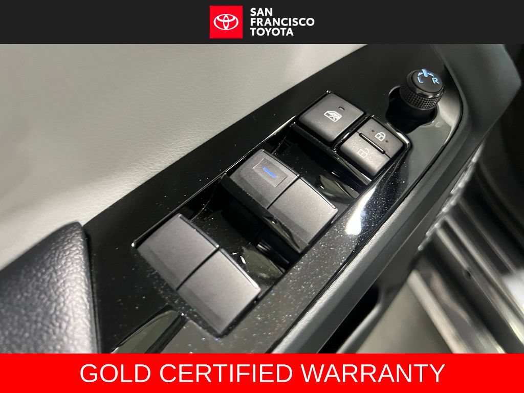 Certified 2022 Toyota Prius LE FWD image 33