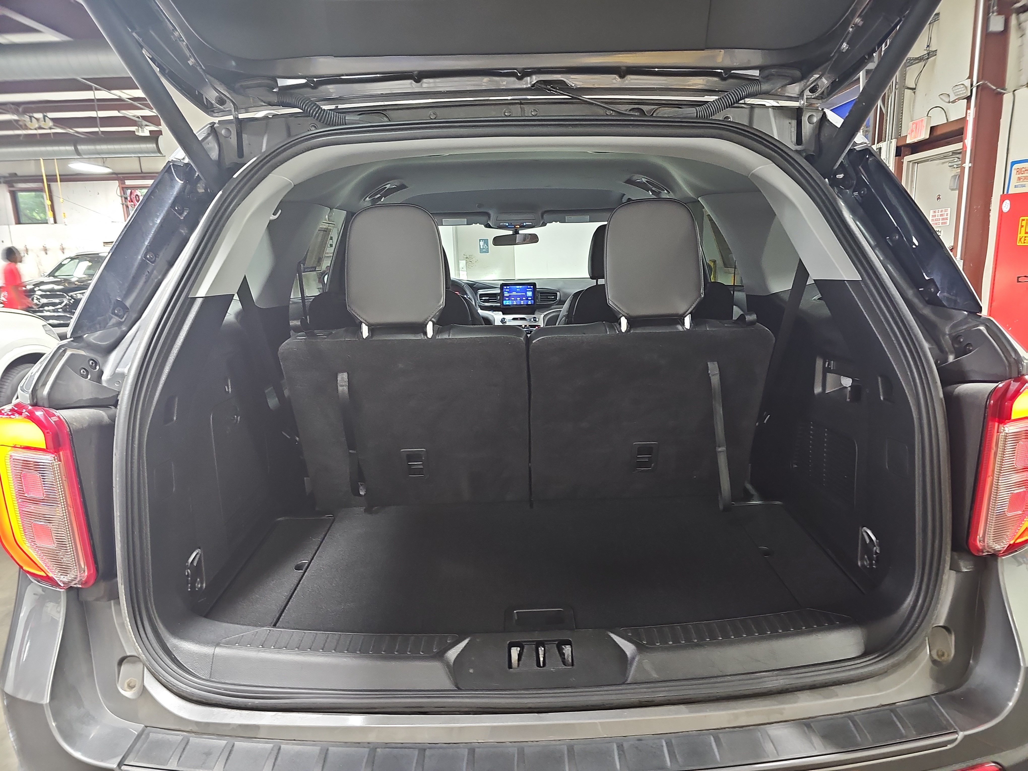 Used 2024 Ford Explorer XLT w/ Equipment Group 202A RWD image 13