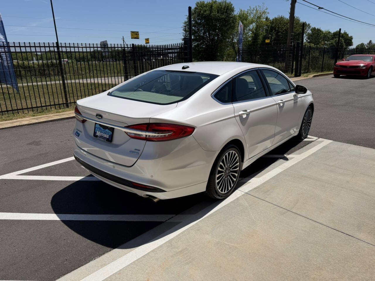 Used 2018 Ford Fusion SE w/ Fusion SE Technology Package FWD image 6