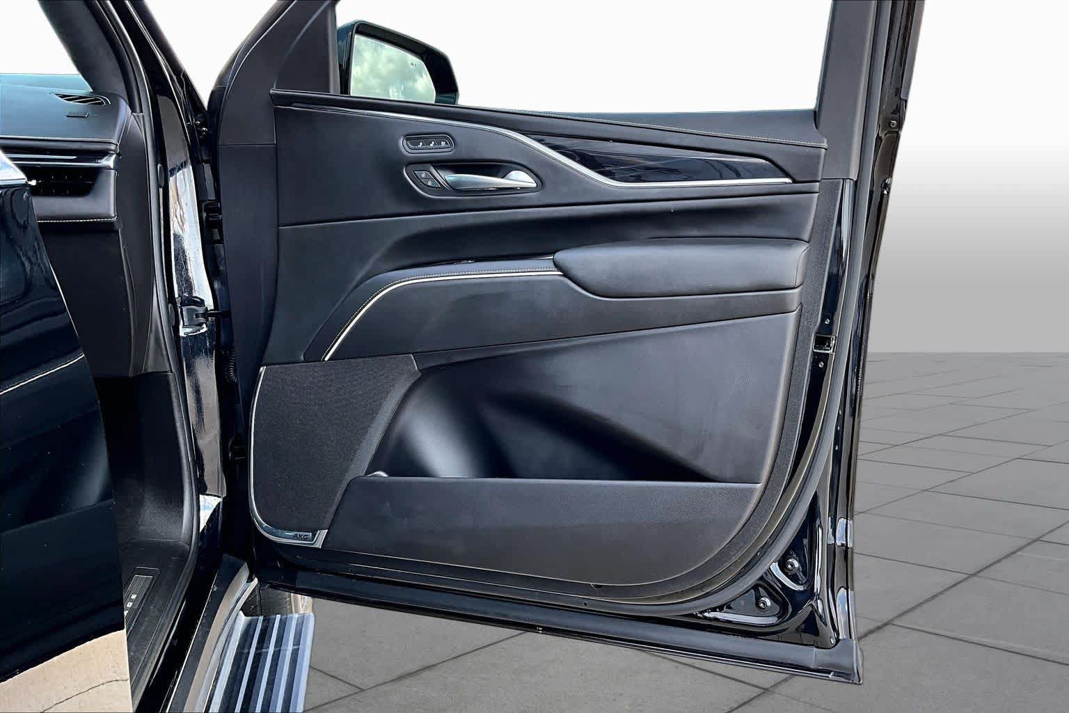 Used 2024 Cadillac Escalade ESV V w/ LPO, ONYX Package AWD/4WD image 21
