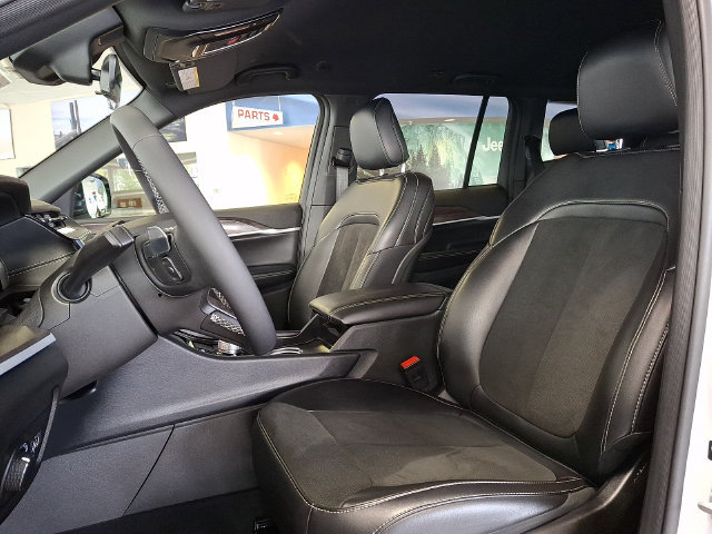 New 2026 Jeep Grand Cherokee Altitude AWD/4WD image 13