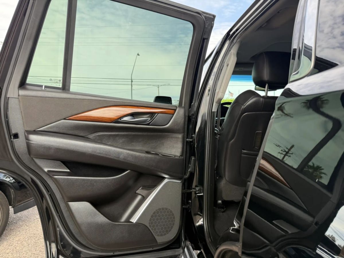 Used 2018 Cadillac Escalade Luxury AWD/4WD image 36