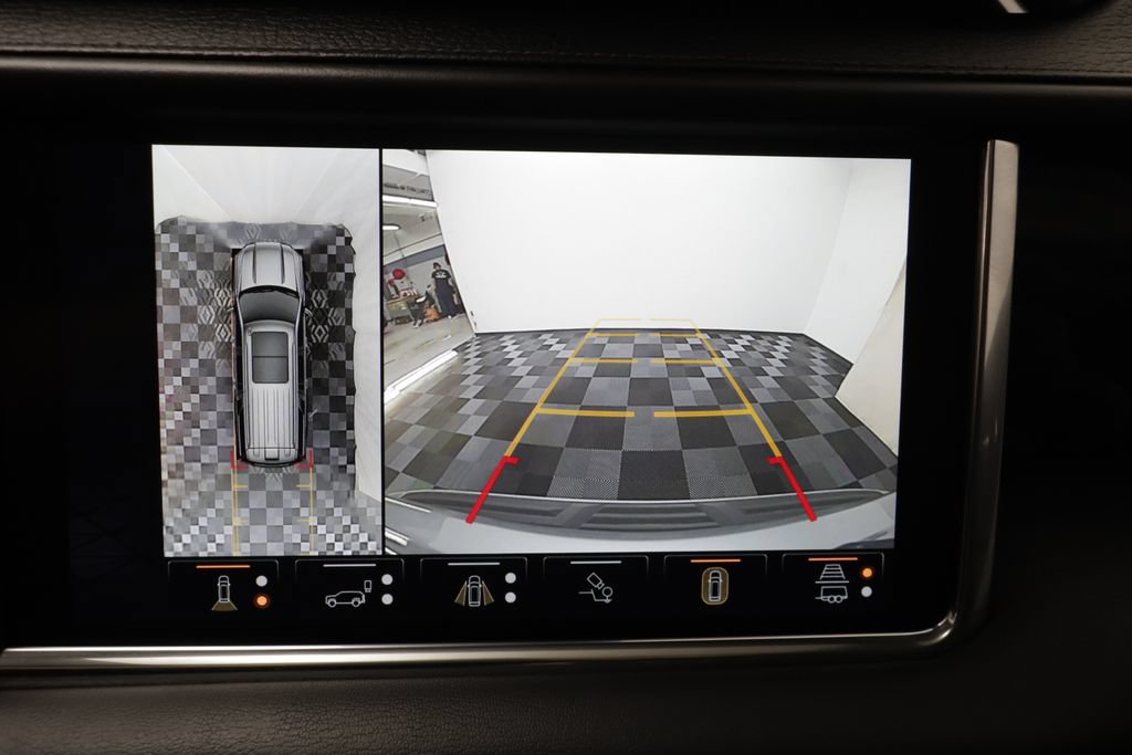 Used 2023 GMC Yukon Denali w/ Advanced Technology Package AWD/4WD image 11