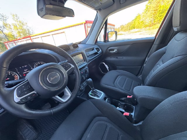Used 2019 Jeep Renegade Latitude w/ Cold Weather Group AWD/4WD image 5