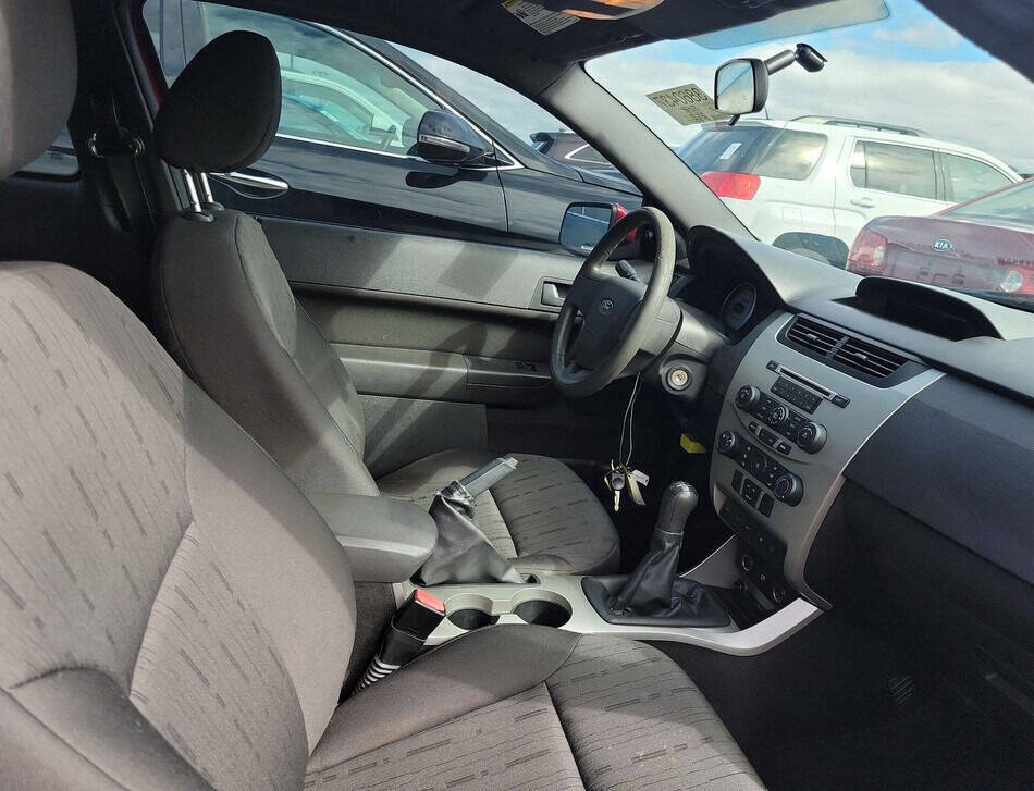 Used 2010 Ford Focus SE image 8