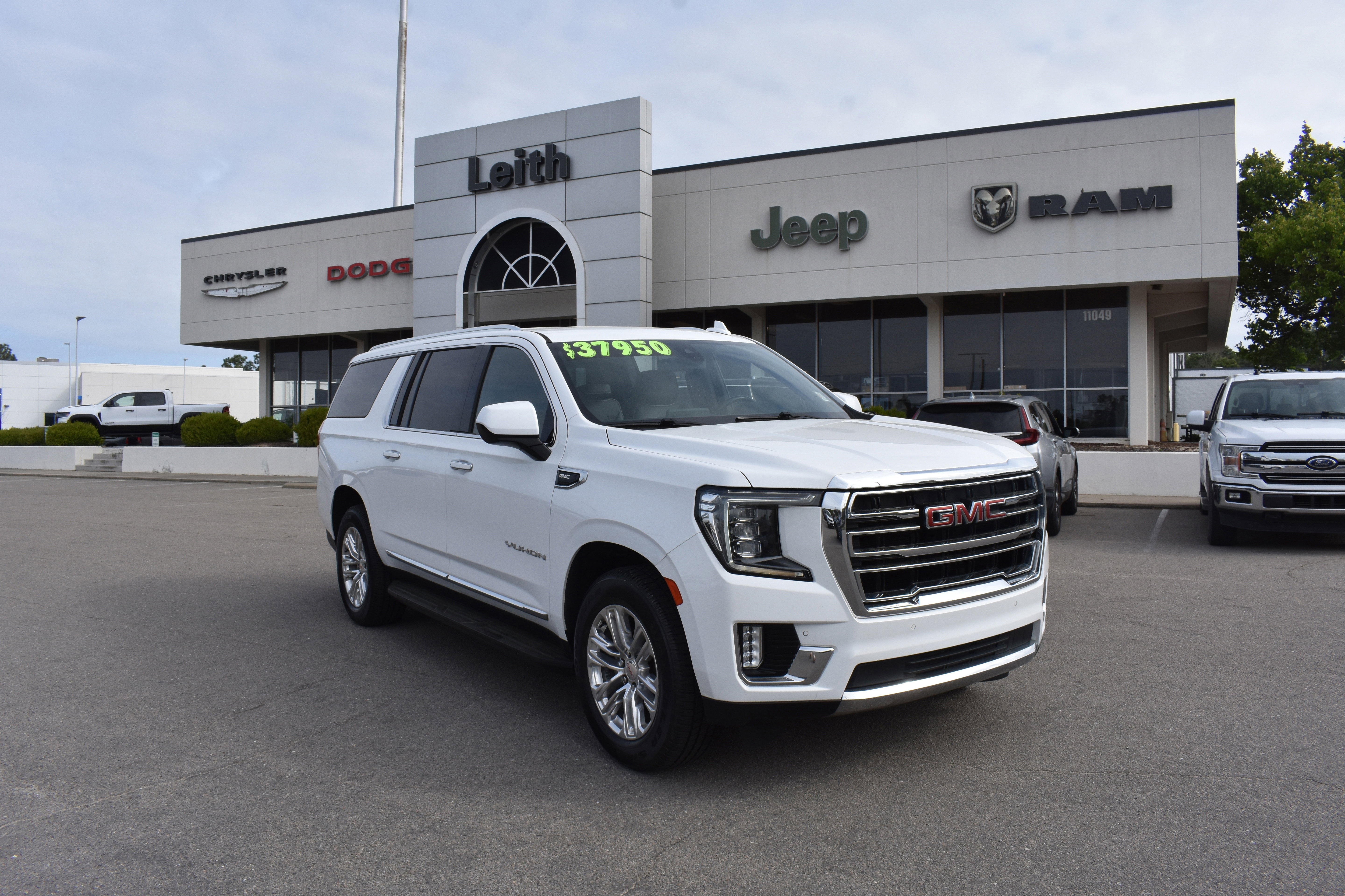 Used 2021 GMC Yukon XL SLT image 1