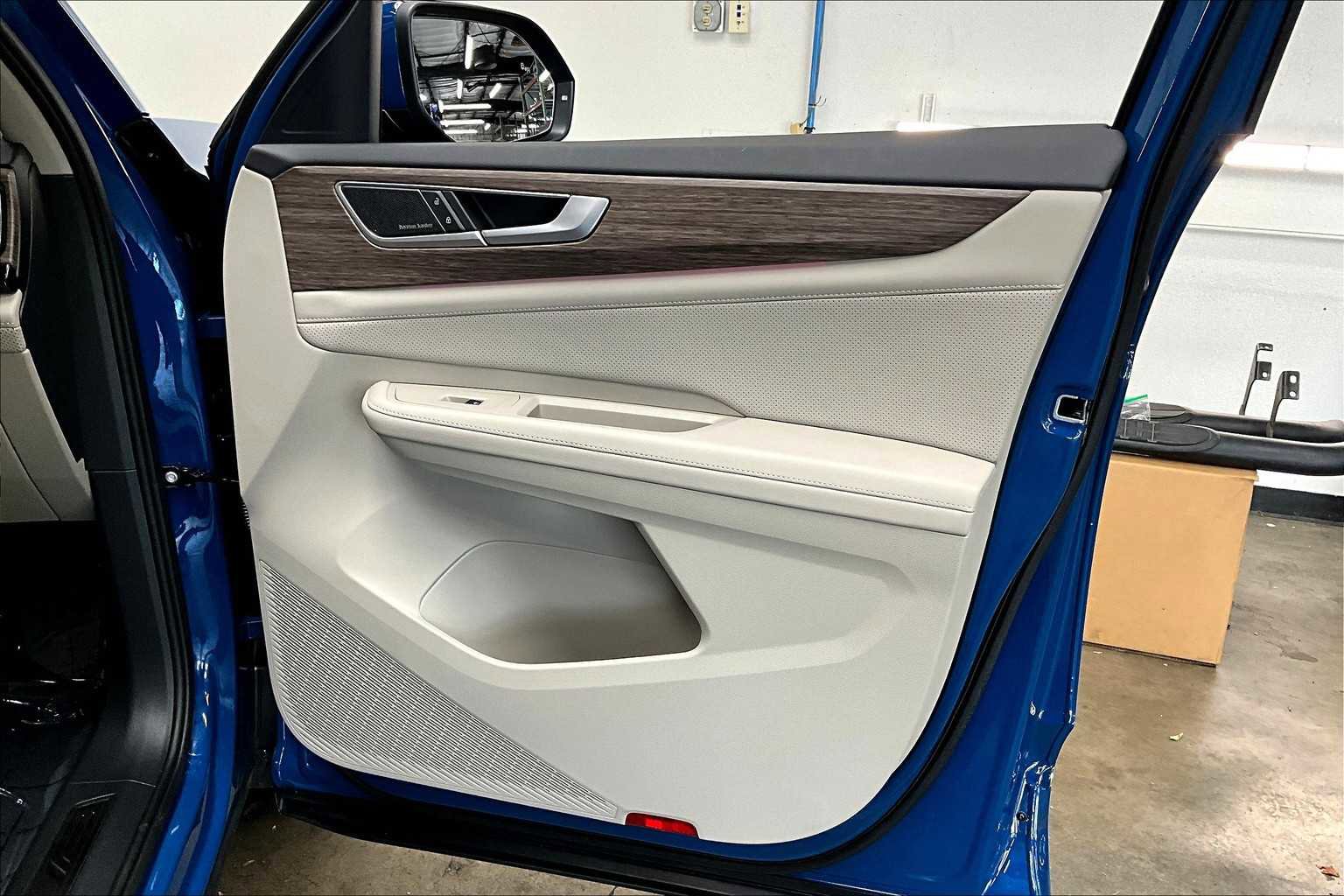 Used 2025 Volkswagen Atlas SEL Premium R-Line image 27