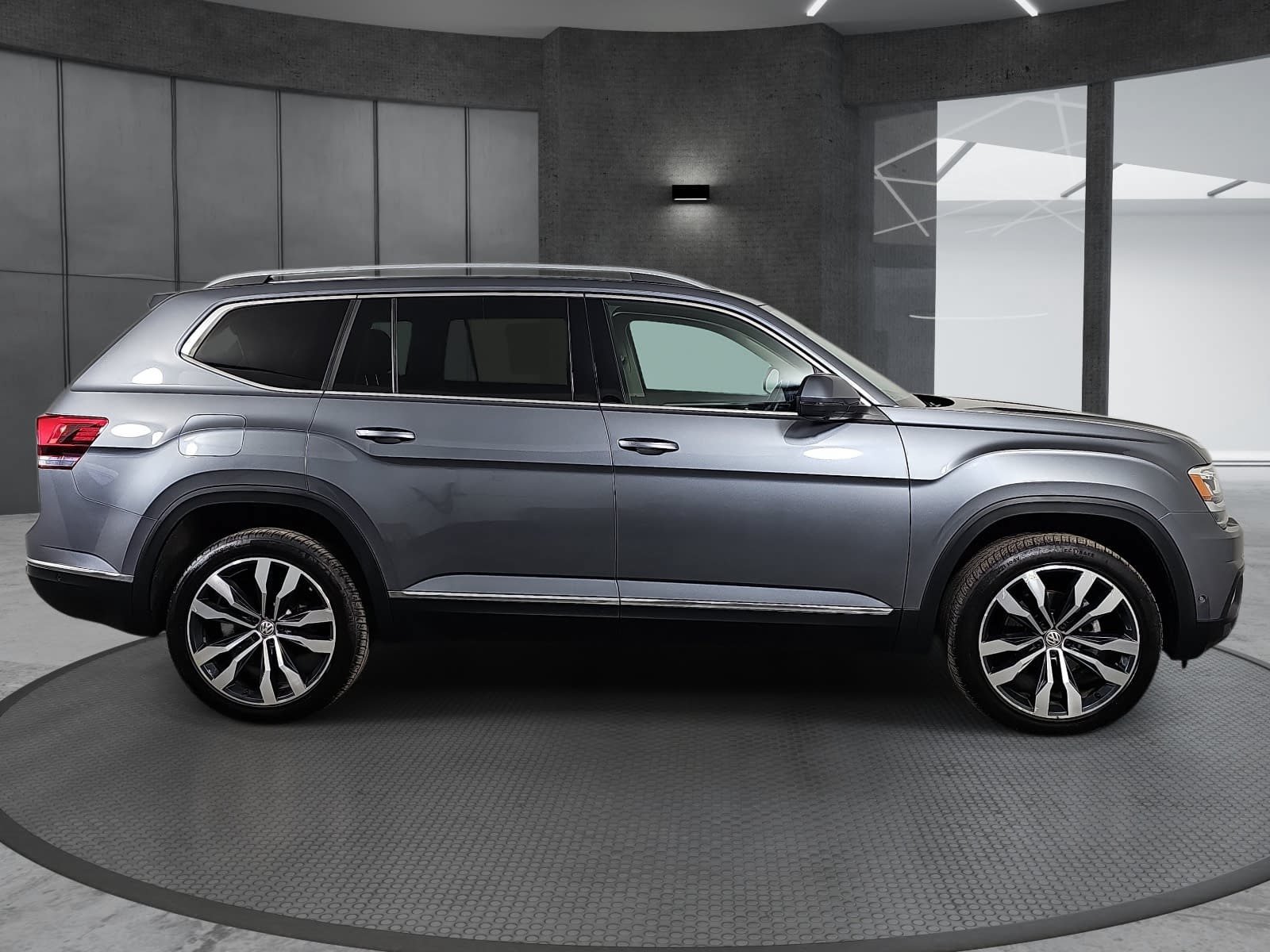 Used 2020 Volkswagen Atlas SEL R-Line AWD/4WD image 4