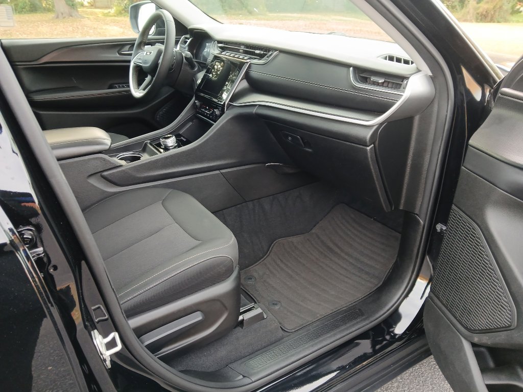 Certified 2023 Jeep Grand Cherokee Laredo X image 33