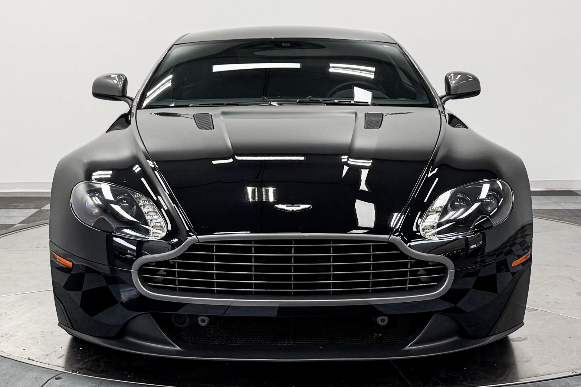 Used 2015 Aston Martin V8 Vantage GT RWD image 4