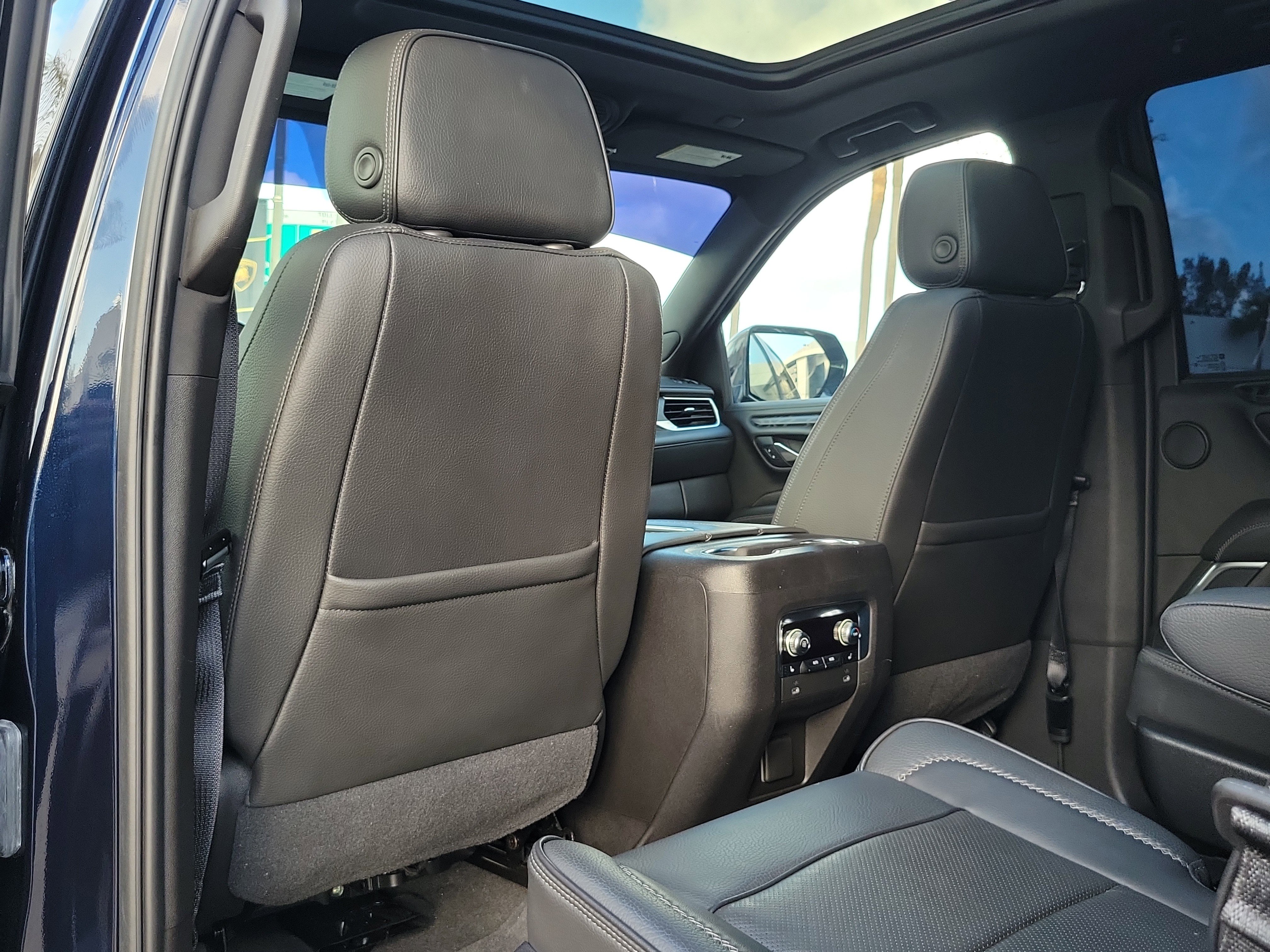 Used 2021 GMC Yukon Denali w/ Denali Premium Package image 15