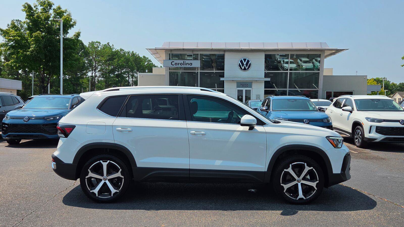 Used 2025 Volkswagen Taos SEL AWD/4WD image 6