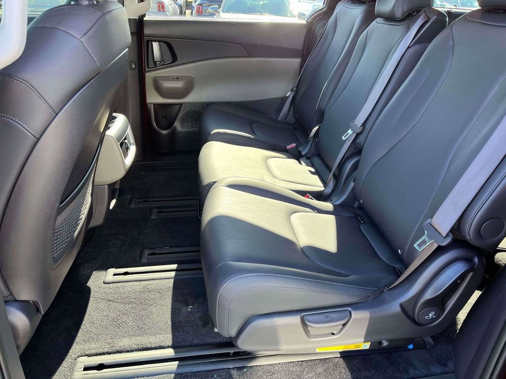 Certified 2025 Kia Carnival EX image 6