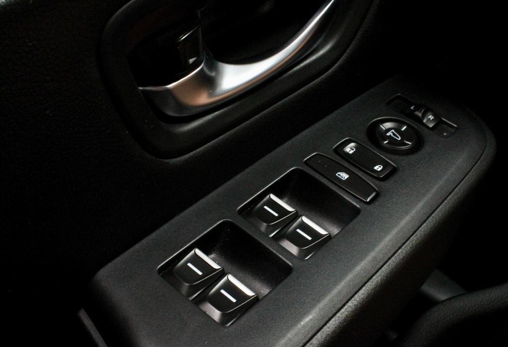 Used 2025 Honda Pilot Sport image 25